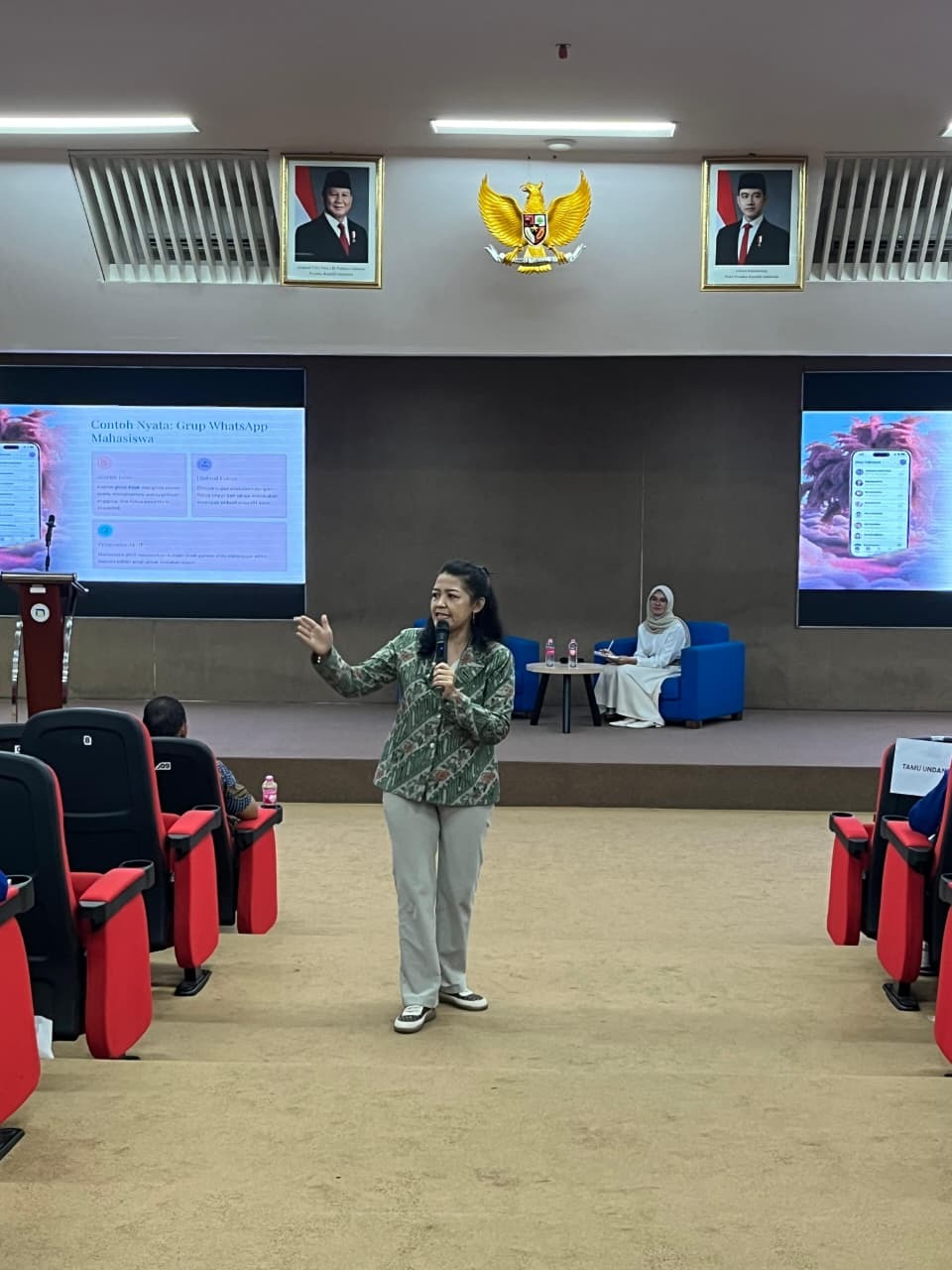 Penyampaian Materi Kedua oleh Ibu Zahrotul Umami, M.I.Kom dengan tema 